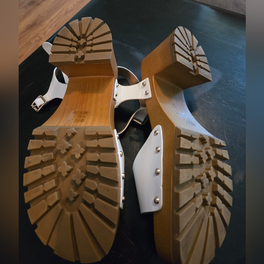 White platforms - Picture 3 of 4
